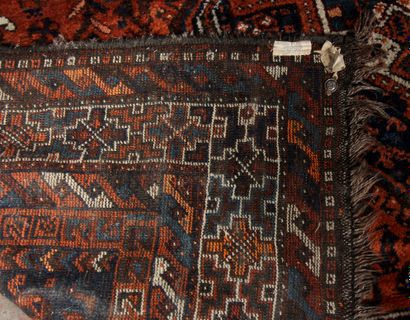 Tapis en laine polychrome à décor de trois...