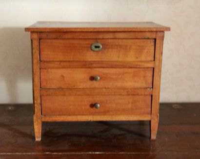 Commode de poupée en bois naturel

H : 30,5...