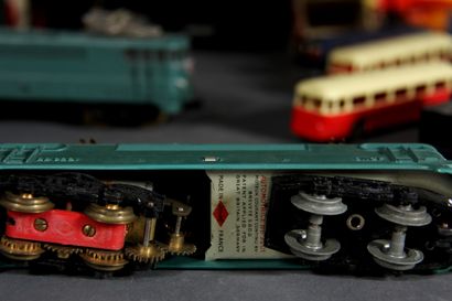 Lot comprenant :

- un train Horby dans sa...