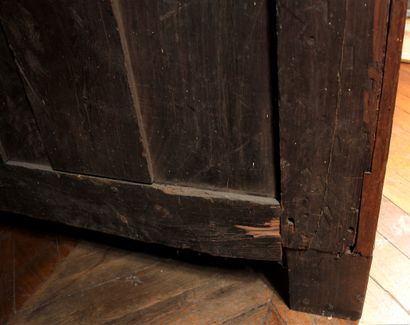 Petite armoire en bois naturel sculpté, XIXème...