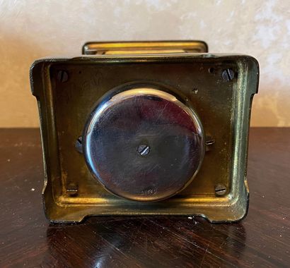 *Pendulette d'officier en laiton et son coffret...