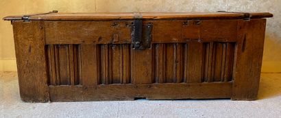*Coffre rectangulaire en bois naturel à décor...