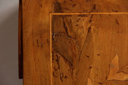 Commode rectangulaire en bois naturel marqueté...