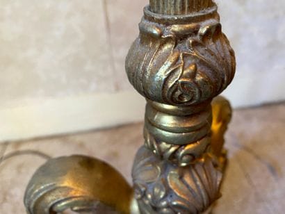 *Lampadaire tripode en métal doré

H : 145...