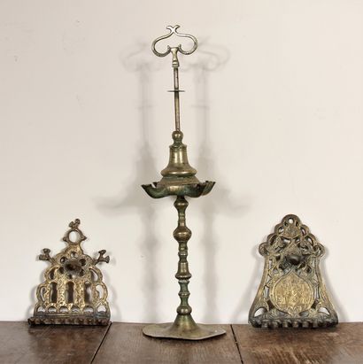 Deux hanoukia et une lampe à huile en bronze

H...