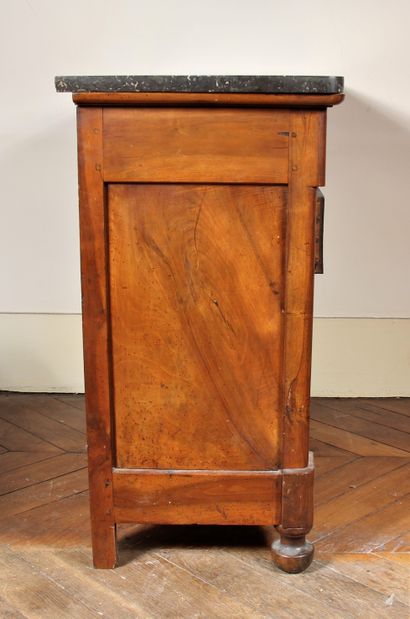 Petite commode en noyer à quatre tiroirs...