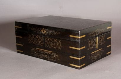 Coffret en bois laqué noir et marquèterie...