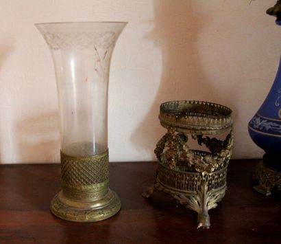 Lot :

- Pied de lampe en opaline bleue,...