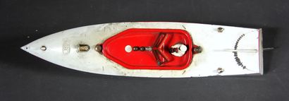 Lot comprenant :

- quatre hors bords en...