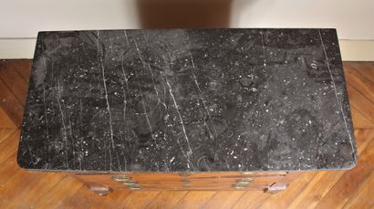 Petite commode en noyer à quatre tiroirs...