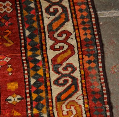 Tapis en laine polychrome à décor de trois...