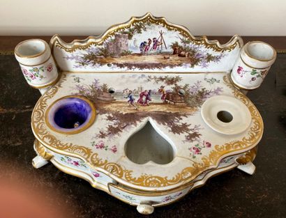 Encrier en faïence à décor polychrome de...