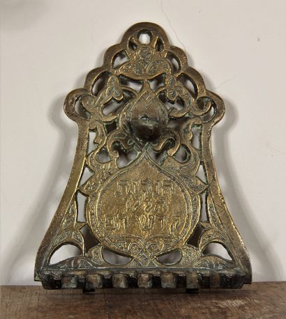 Deux hanoukia et une lampe à huile en bronze

H...