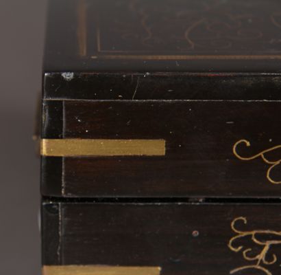 Coffret en bois laqué noir et marquèterie...