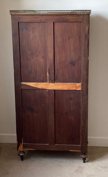 Vitrine en placage d'acajou à une porte vitrée,...