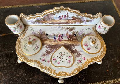 Encrier en faïence à décor polychrome de...
