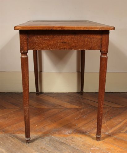 Table bureau en noyer à un tiroir en ceinture,...
