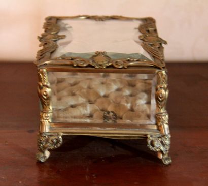 Coffret à bijoux quadripode en laiton et...