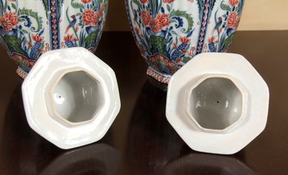 DELFT

Paire de vases balustres couverts...