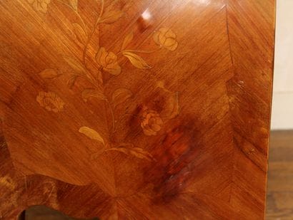 Commode galbée en bois de placage marquetée...