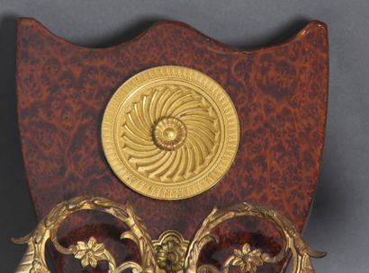 *Paire d'appliques de forme écusson en placage...