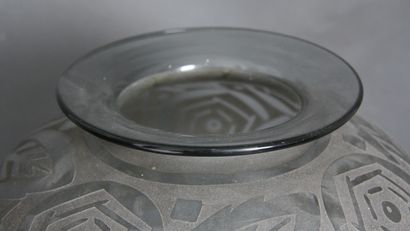 *Vase balustre à ouverture élargie en verre...