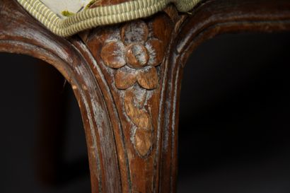 Paire de fauteuils cabriolets en bois naturel...