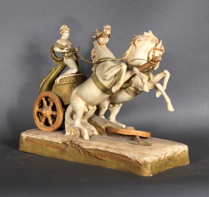 ROYAL DUX 

Le char.

Groupe en biscuit peint,...