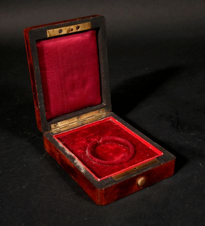 *Lot :

- Nécessaire à couture en métal doré...