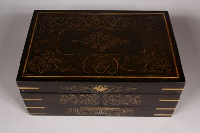 Coffret en bois laqué noir et marquèterie...