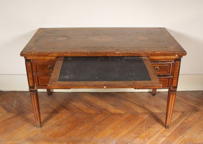 Bureau plat en placage d'acajou marqueté...