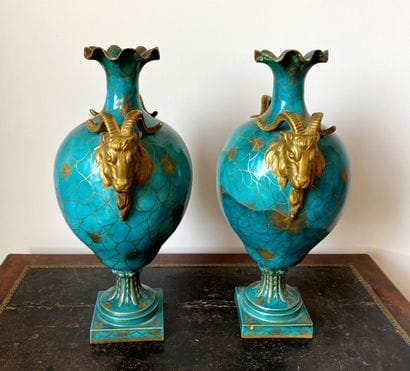 Paire de vases balustres sur piédouche en...
