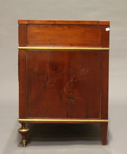 Commode en placage d'acajou à cinq tiroirs...