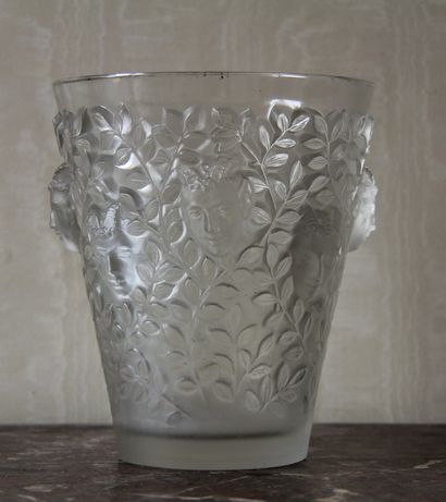 LALIQUE

Vase en verre moulé à décor de masques...