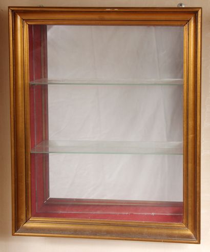 Vitrine d'applique en bois doré, intérieur...