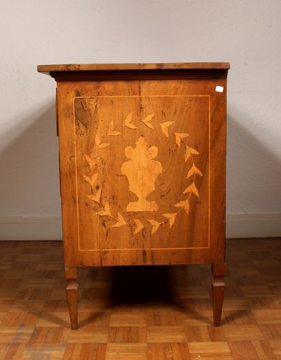 Commode rectangulaire en bois naturel marqueté...