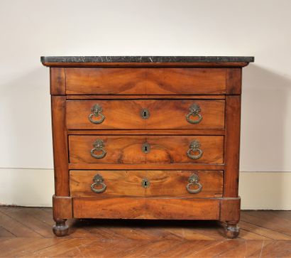 Petite commode en noyer à quatre tiroirs...