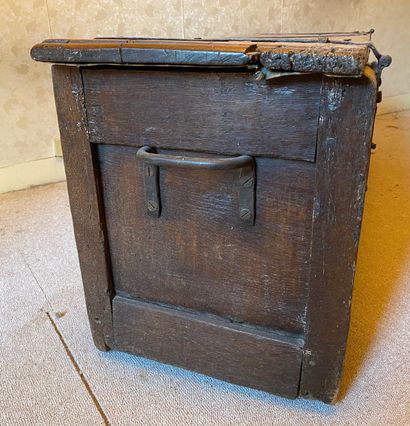 *Coffre rectangulaire en bois naturel à décor...