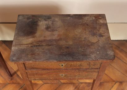 Deux tables de chevet en bois naturel à deux...