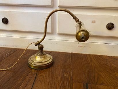 Lampe de bureau en laiton

H : 28 cm.