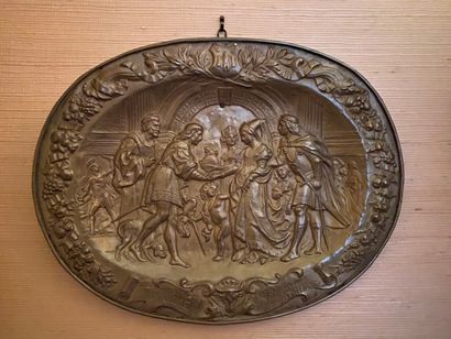 Paire de plats ovales en métal repoussé à...