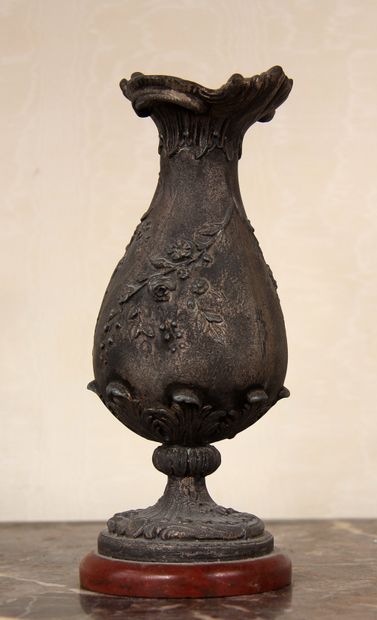 Vase sur piédouche en métal à décor en relief...