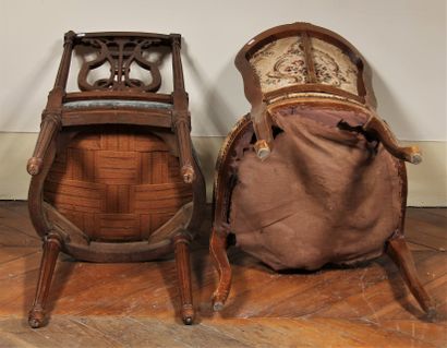 Lot :

-Chaise en bois naturel à dossier...