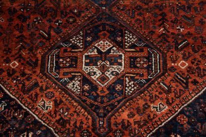 Tapis en laine polychrome à décor de trois...