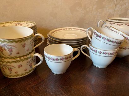 *Lot de tasses dépareillées en porcelaine...