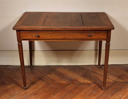 Table bureau en noyer à un tiroir en ceinture,...