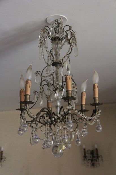 Lustre en métal et pampilles à six lumières...