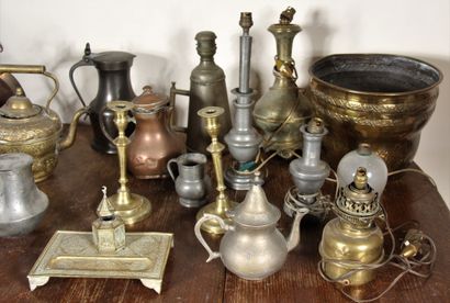 Lot divers en cuivre et étain dont un samovar...