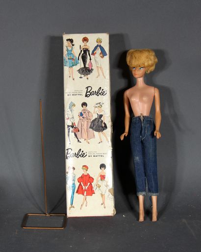 Lot :

- une poupée Barbie avec sa boîte

-...