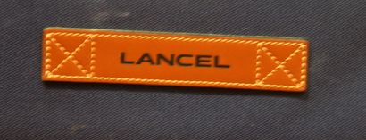 LANCEL

Valise en tissus bleu, poignet en...